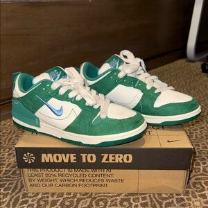 W Nike Dunk Low Disrupt 2. (Men Size 7 US and Women Size 8.5 US). Few blemishes.